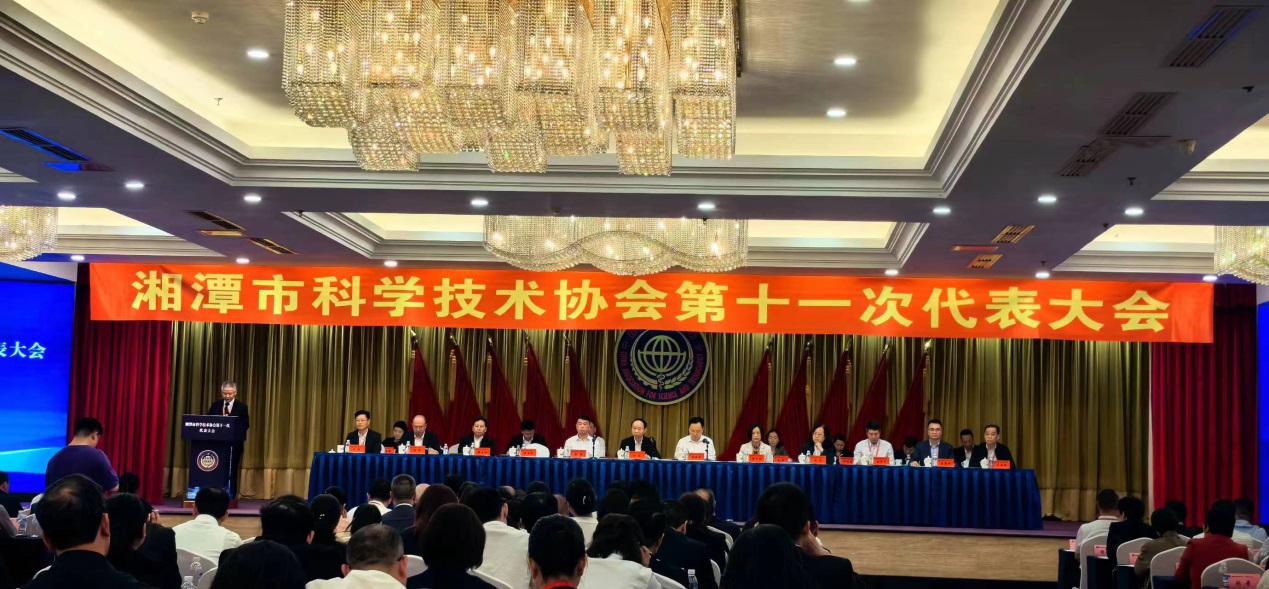 万步炎当选主席.jpg